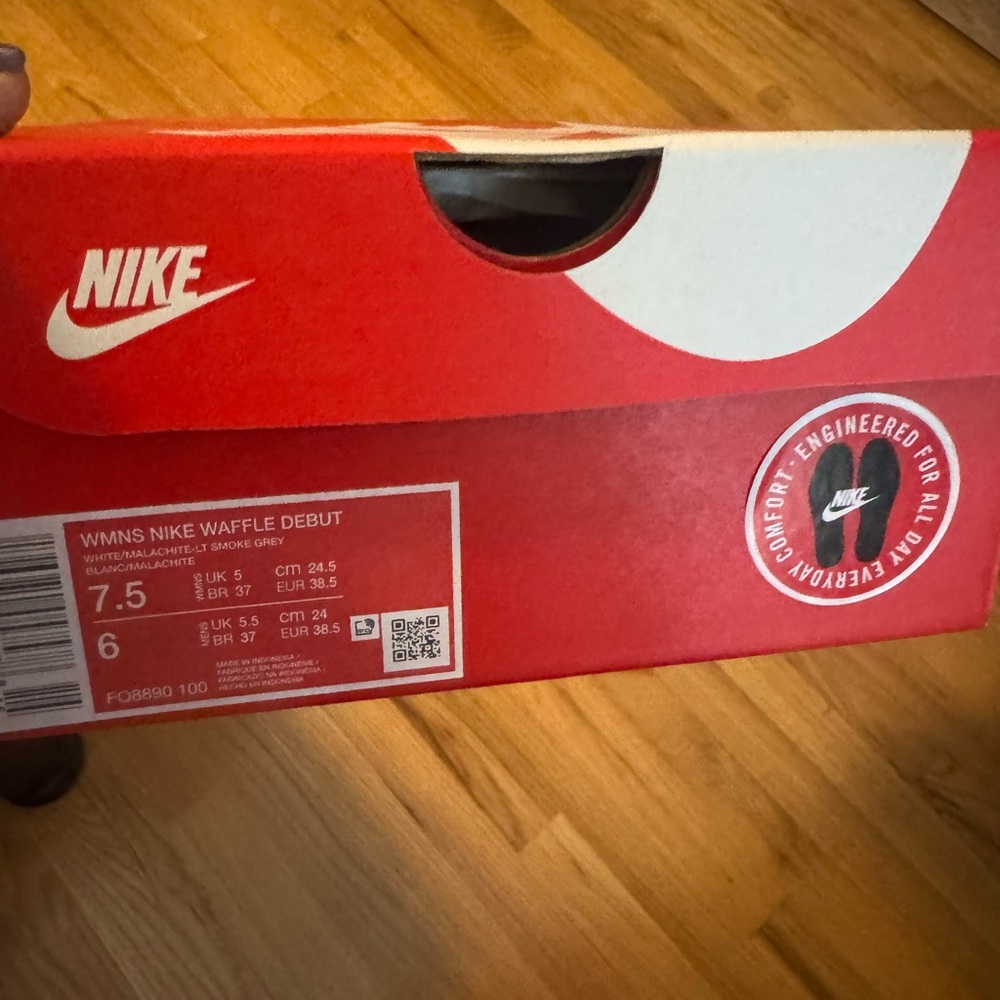 Nike White and Green Retro Runner Waffle Debut BNIB - Picture 3 of 5